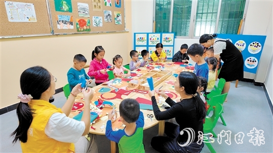 在威东村党群服务中心的儿童多功能活动室，孩子们正在制作手工灯笼。