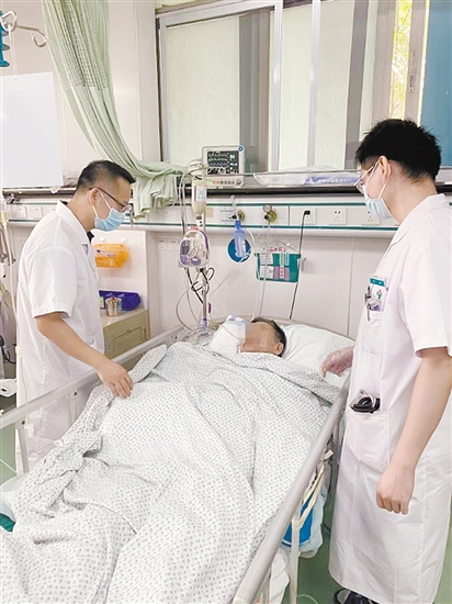 医生在查看患者病情。