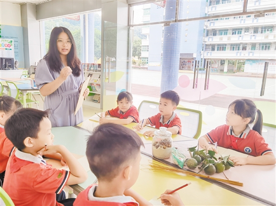 学生在老师的指导下制作三宝扎。