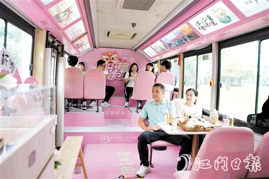运动员和教练员乘坐“三点三下午茶”公交江海专线，感受江海魅力。