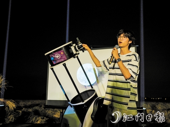 五邑大学学生带来天文望远镜，和当地村民一起观星望月。