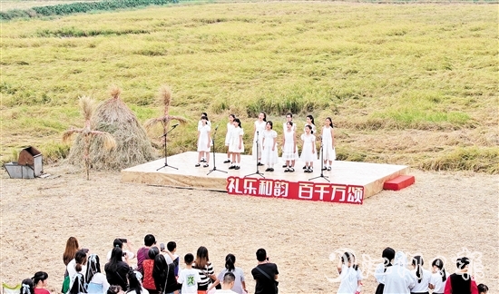 本土表演队自主编排节目，以实际行动为乡村文旅赋能。