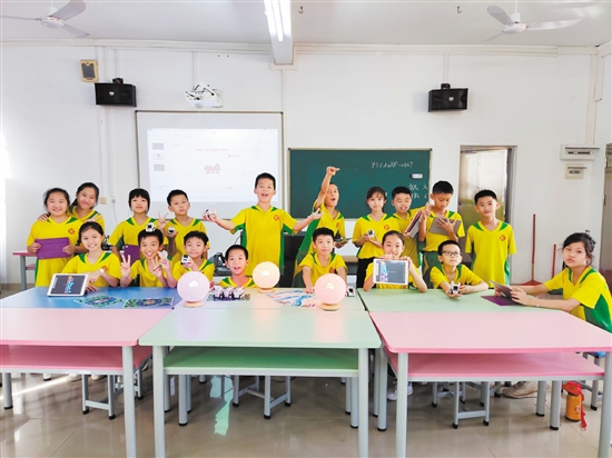 学生在科技类特色班中锻炼了思维和动手能力。