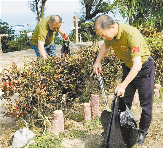 退役军人志愿者参加环境整治行动，以实际行动助力“百千万工程”。