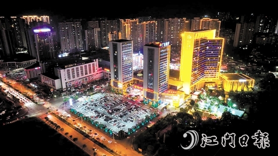 锦江国际新城商圈连接恩平高铁站的发展大道两旁安装了路灯。