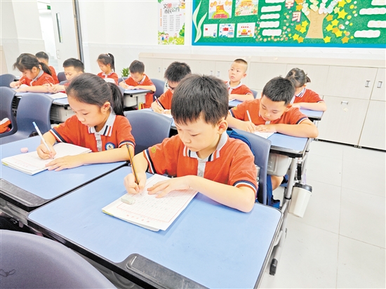 江海区实验小学举办规范汉字书写比赛。