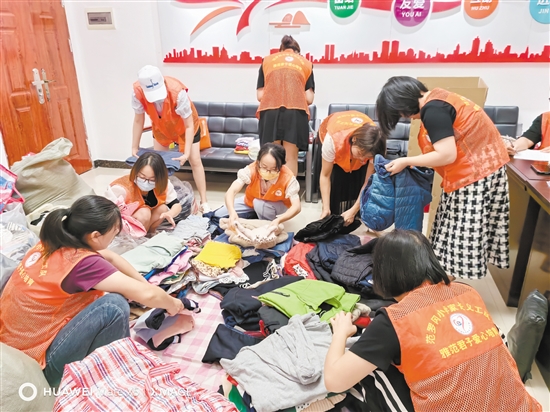 家长义工们连日整理、分类衣物。 家长义工们连日整理、分类衣物。