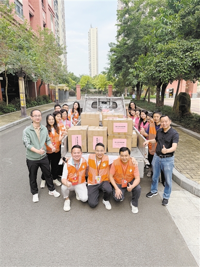 家长、老师、热心市民合力搬运装车。 家长、老师、热心市民合力搬运装车。