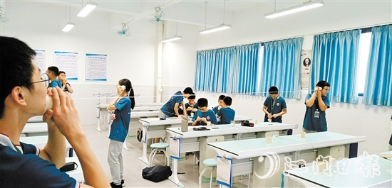 江门一实学生进行科学实验。