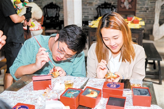 港澳青年体验制作“镇濠泥鸡”。