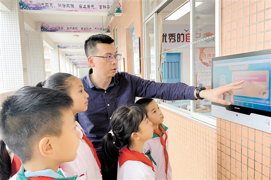 新会圭峰小学师生在使用“悦评越好”平台，通过教师评价，激励孩子感知并更积极主动参与到自己成长。