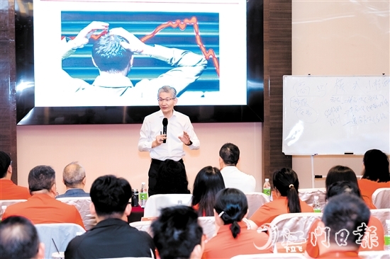 著名经济学家黄力泓为学员们带来新的商业启迪和实践指导。