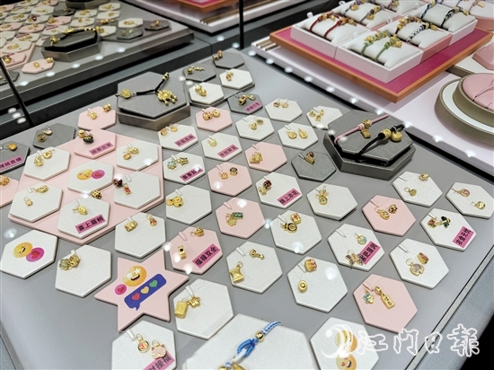 小“金豆”等小件黄金首饰受到部分消费者的青睐。