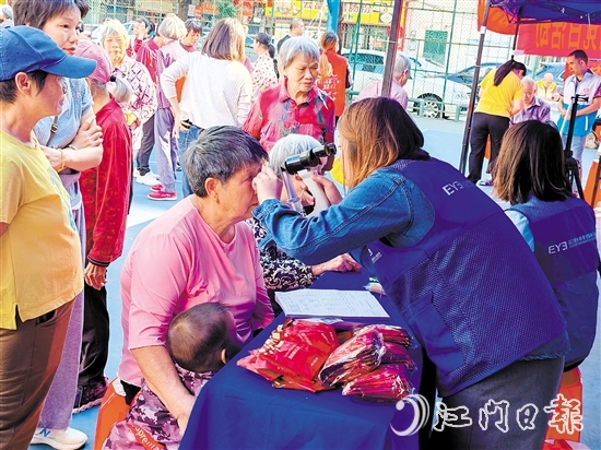 在文苑社区党群服务集市，居民可以享受到健康义诊等便民公益服务。