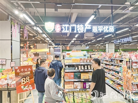 中山市金盛隆购物中心将军店内的“江门特产·恩平优品”展销专柜吸引不少消费者前来选购。