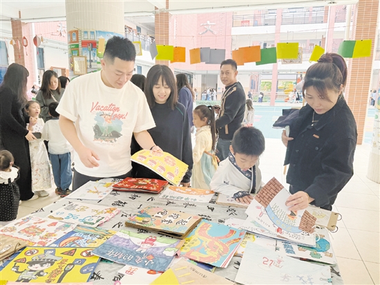 开放日活动集中展示了学生们制作的精美绘本、优秀习作和书法作品，一篇篇优秀习作赢得了家长的点赞。