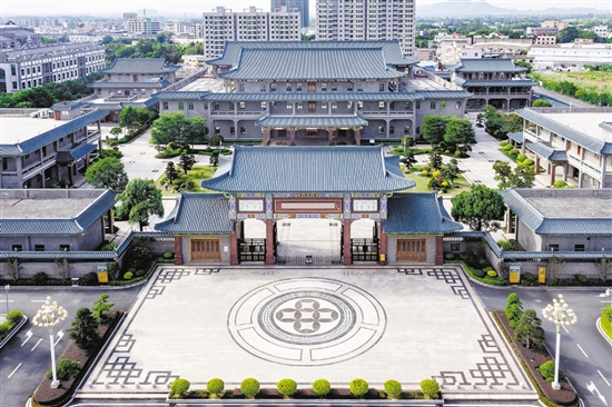 大江镇是首个被中国家具协会授予“中国传统家具专业镇”称号的镇街，拥有传统家具企业200多家，从业人员超5000名。