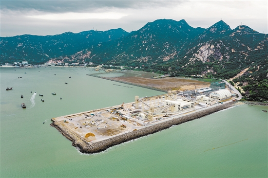 广海湾港区布局铜鼓湾、鱼塘湾、长沙湾三个作业区，年通过能力达1.85亿吨。图为鱼塘湾作业区码头和物流中心建设正加快建设。