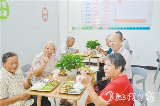 鹤城镇长者饭堂于今年10月21日揭牌启用。老人们对该饭堂的服务赞不绝口。