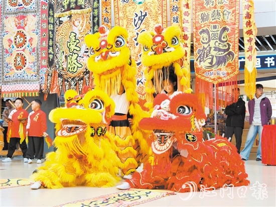 在参赛选手的灵活控制下，醒狮栩栩如生。