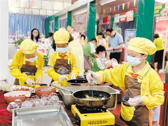 双合镇合成小学结合侨茶特色，开展形式多样的劳动教育实践活动。
