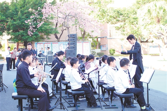 师生欢聚一堂，用精彩的表演为共和镇中心小学献上最真挚的祝福。