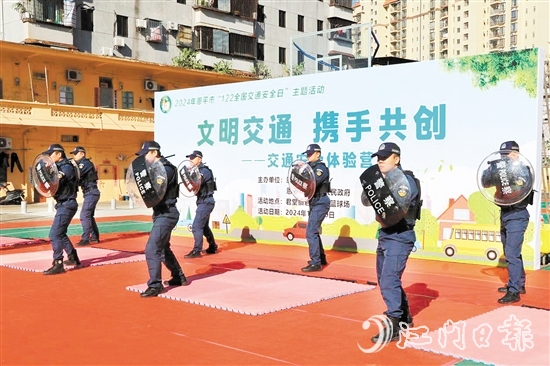活动中，民警表演盾棍制暴动术和盾棍基础动作。