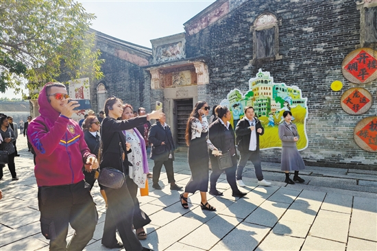 瑙鲁媒体团在开平市塘口镇参观了碉楼群,近距离感受到侨乡文化。 瑙鲁媒体团在开平市塘口镇参观了碉楼群,近距离感受到侨乡文化。