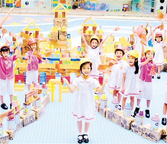 江门一幼的孩子们在“侨都欢乐小镇”快乐玩耍。