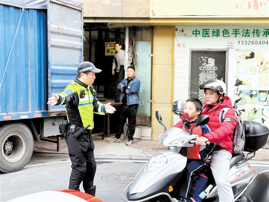 交警在农林小学重要点位指挥交通。