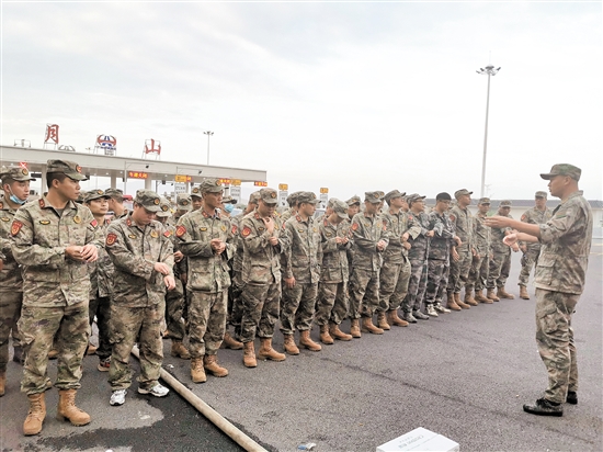 周文雍陈铁军民兵连队员们迅速集结,连夜奋战,配合消防救援人员扑救山火。 周文雍陈铁军民兵连队员们迅速集结,连夜奋战,配合消防救援人员扑救山火。