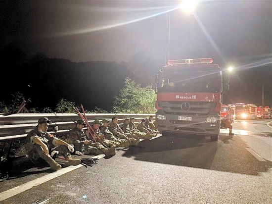 奋战到后半夜,民兵们在路边休整。 奋战到后半夜,民兵们在路边休整。