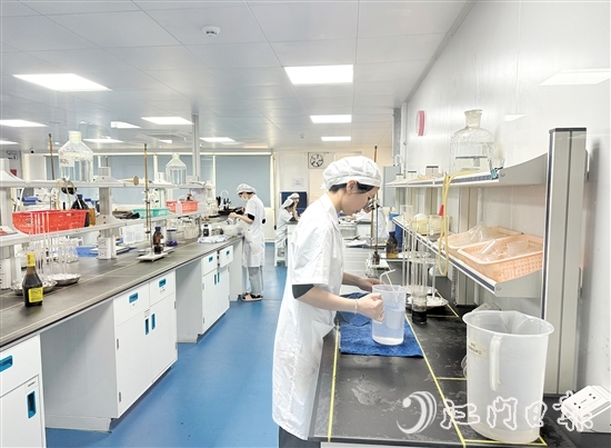 东古研发实验分析中心的工作人员正在对产品进行监控和检测。