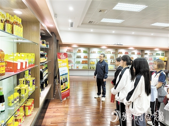 学生们在参观东古公司展厅。