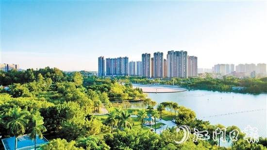 绿意盎然的鹤山市区。