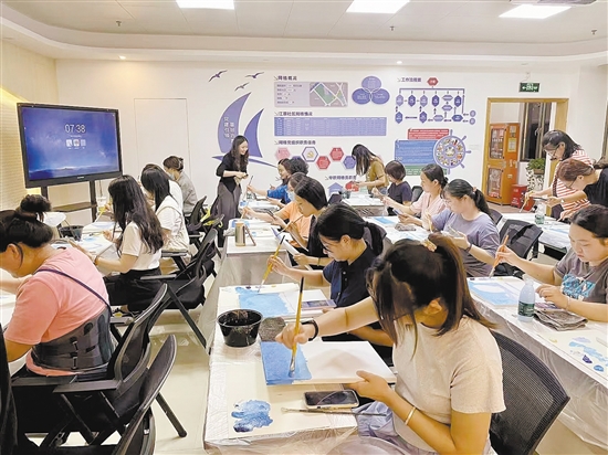 江南街道青年夜校常态化推出多个特色课程。图为青年参与美育艺术课的学习。