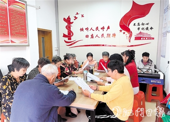 文昌沙社区居民在党群服务中心开展“唱响邻里好声音”红歌献唱活动。