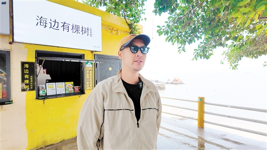 王卓雄第一次踏足鱼塘湾时，就被这里的夕阳深深吸引。最终，他选择在此开店。