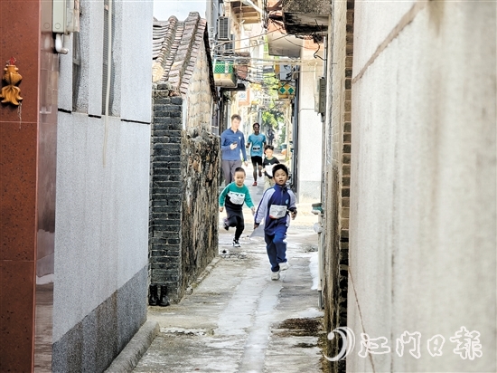 参加定向比赛的选手们穿梭于昌梅村中，感受恩平美丽乡村的魅力
