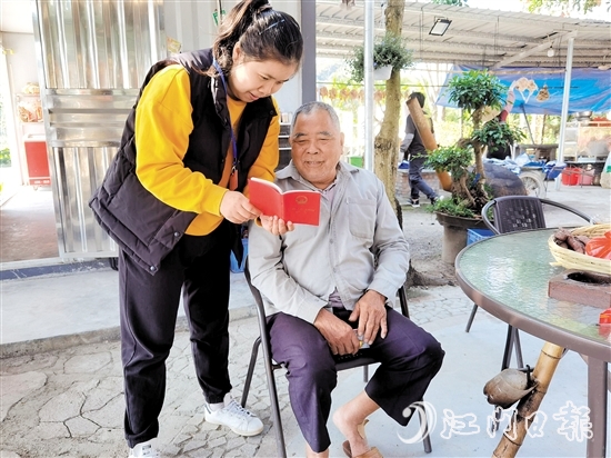 那吉镇人大代表向群众普法。