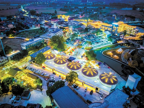 “大桥经济”的浪潮下，江门文旅项目建设及其配套服务一直在提速。图为开平塘口夜景。