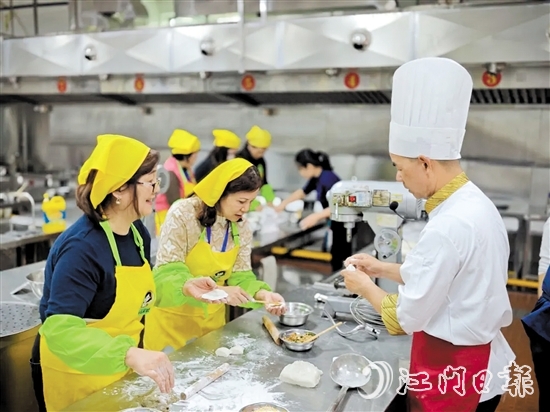 台山市妇女联合会和香港台山社团总会妇女会的代表们一同学习制作侨乡特色糕点。