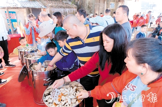 游客感受不同年份的新会陈皮颜色和香气。