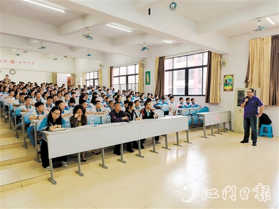 “侨都科技工作者”郭俊飞分享自身奋斗经历。