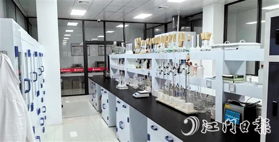 华鳌合金成为与华南理工大学深入开展校企合作的高新企业之一，双方致力于先进金属材料的前沿技术研发。