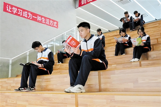 为激发学生的阅读兴趣，培养学生良好的阅读习惯，鹤山职校充分利用图书馆资源，积极开展形式多样的阅读活动。