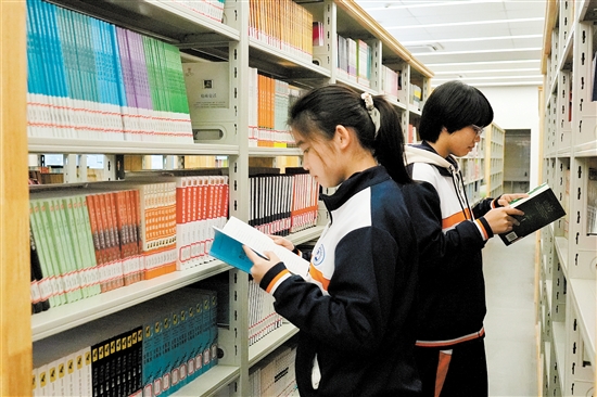 鹤山职校图书馆设有藏书区、电子阅览区、报刊阅览区、师生阅览区等区域，是一座设施完备、功能齐全、藏书丰富的现代化图书馆。