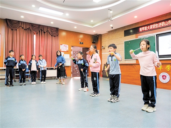 “青苹果”大课堂通过吹泡泡大赛，为学生带来一堂寓教于乐的写作技巧学习课。