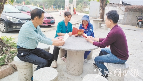 牛江镇人大代表向群众发放宪法宣传册，为他们答疑解惑。