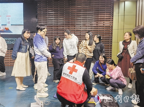 培训导师围绕心肺复苏和AED设备的联合使用等急救知识技能进行授课，对操作技术要领进行详细讲解和同步示范。